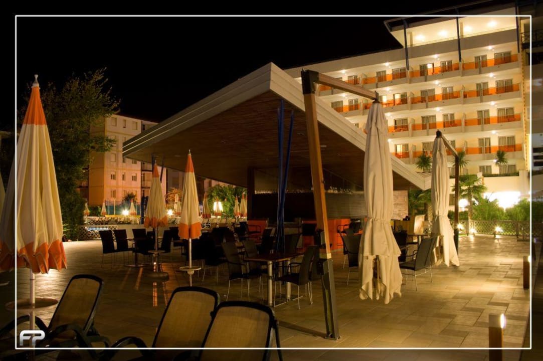 Poolbar bei Nacht Bibione Palace