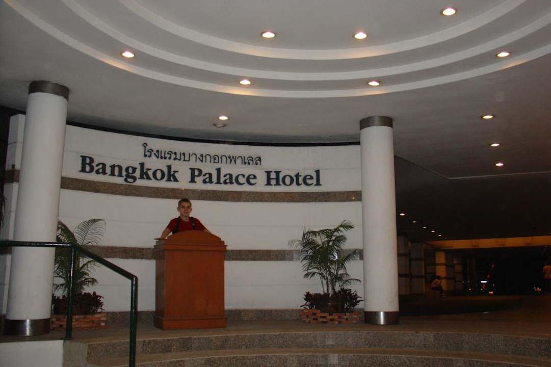 Przed wejściem Hotel Bangkok Palace