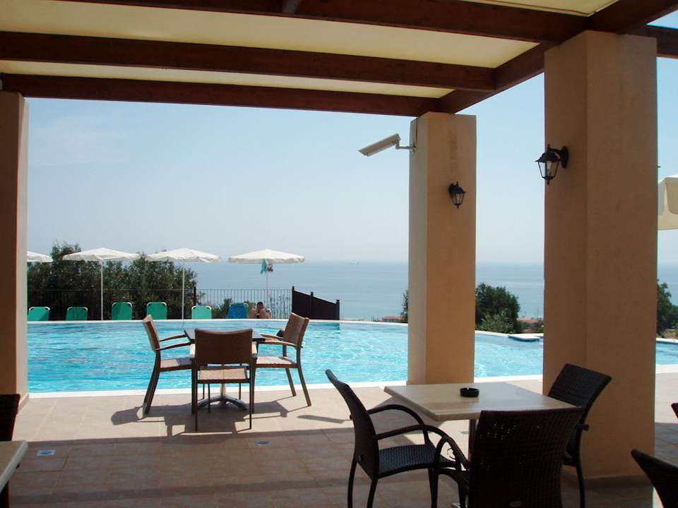 Terrasse vor Pool Hotel Livadakia Village