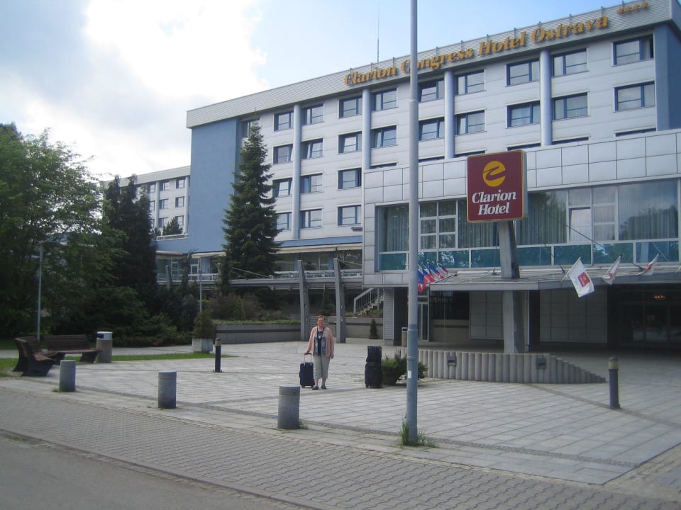 Vor dem Eingang des Hotels Clarion Congress Hotel Ostrava