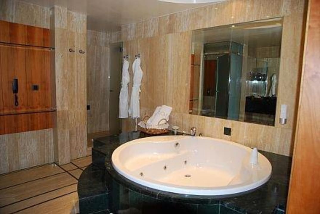 Mamorbad mit Whirlpool in einer der Suiten Lopesan Costa Meloneras, Resort & Spa