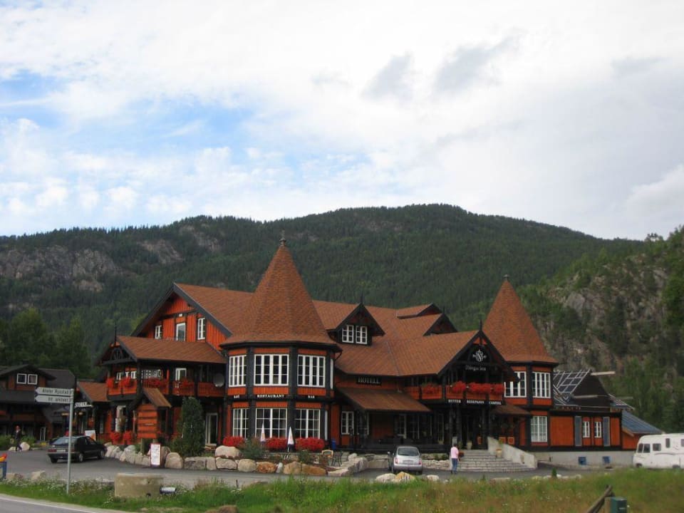 Hotel with mountains behind Rysstad Solvgarden Hotell
