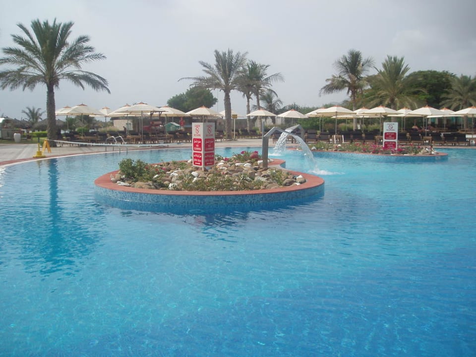 Teil des Hotelpools Hotel Le Meridien Al Aqah Beach Resort
