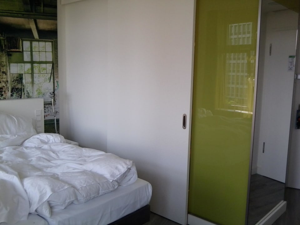 Das Bad ist hinter der Schiebetür Hotel Indigo Berlin - Ku'damm