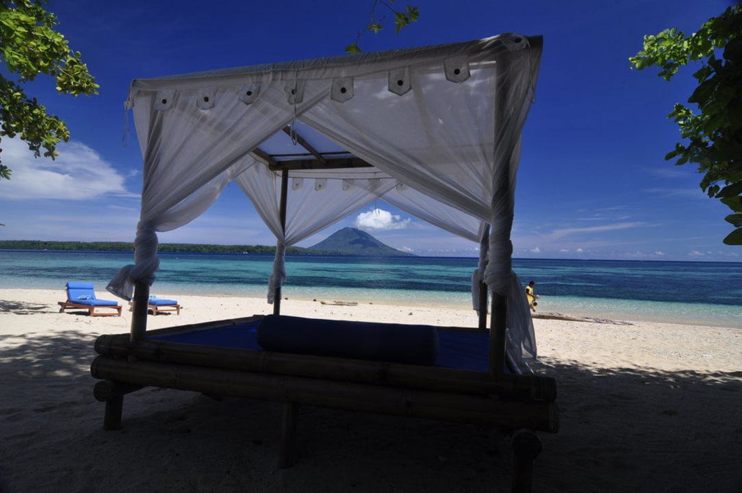 Erholung pur mit Vulkan Manado Tua im Hintergrund Hotel Siladen Resort & Spa