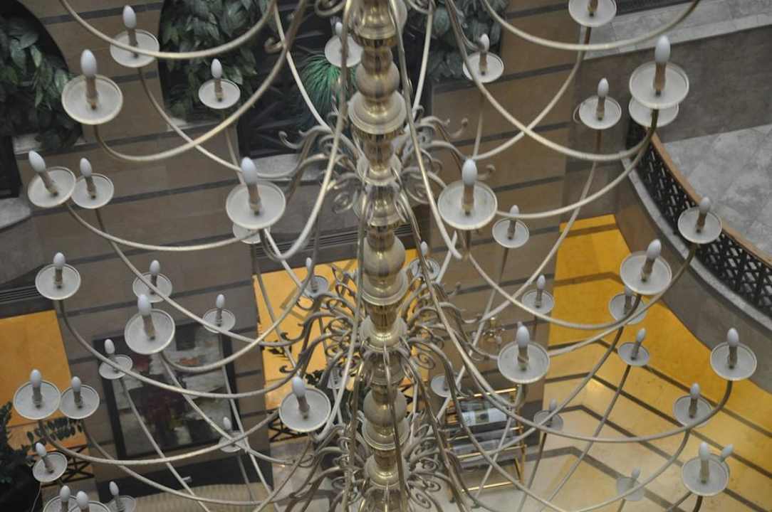 Total verdreckter Kronleuchter im Atrium Hotel Imperial Palace