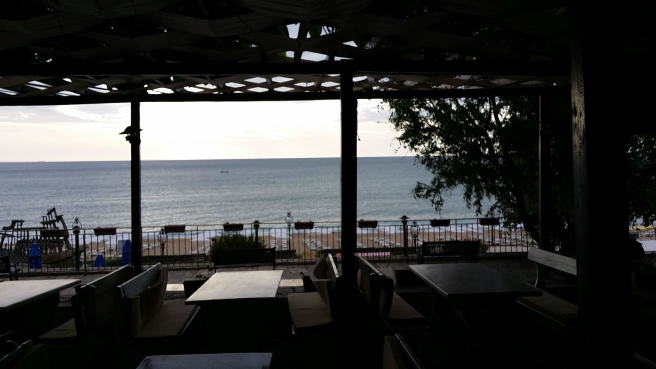 Frühstück im Außenbereich  Vemara Beach