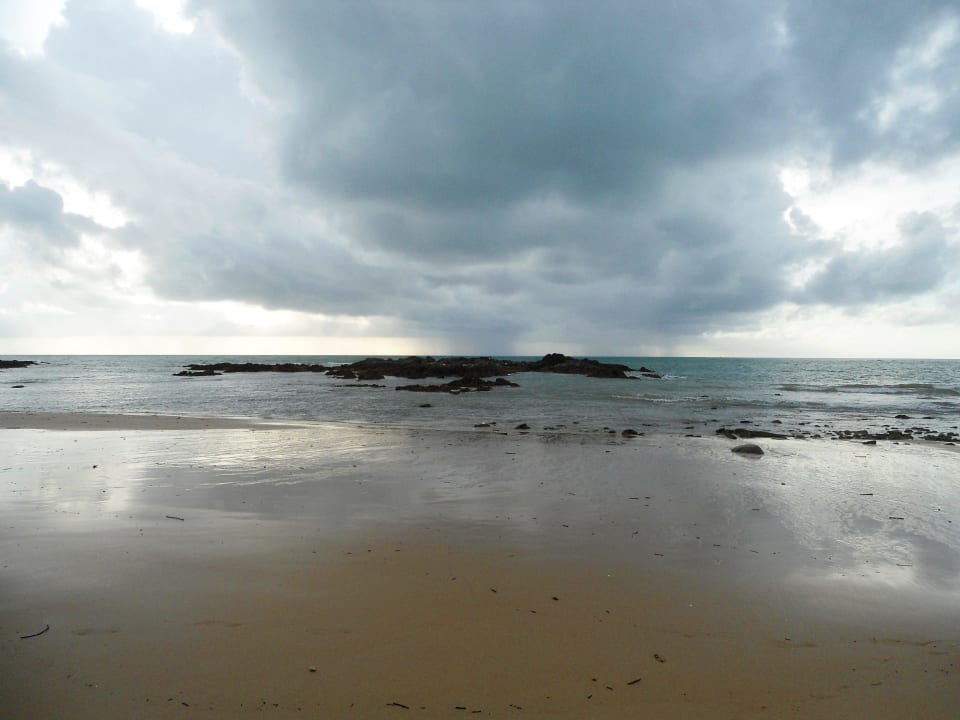 Strand bei Ebbe in der Monsumzeit (abends) Khaolak Oriental Resort - Adults only