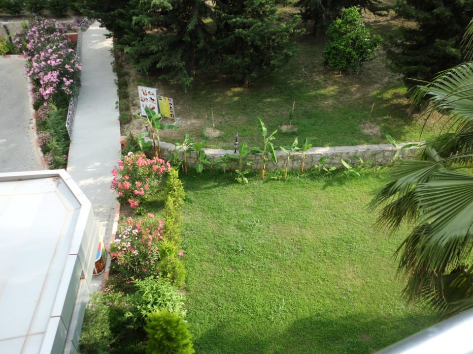 Unser Blick auf den Eingang und den Garten FUN&SUN Smart Hane Sun Hotel