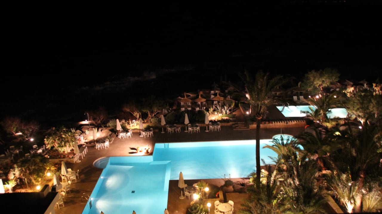Poolanlage bei Nacht Bikini Island & Mountain Hotel Es Trenc