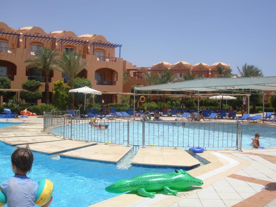 Blick auf das teilweise überdachte Babypool Jaz Makadi Oasis Resort