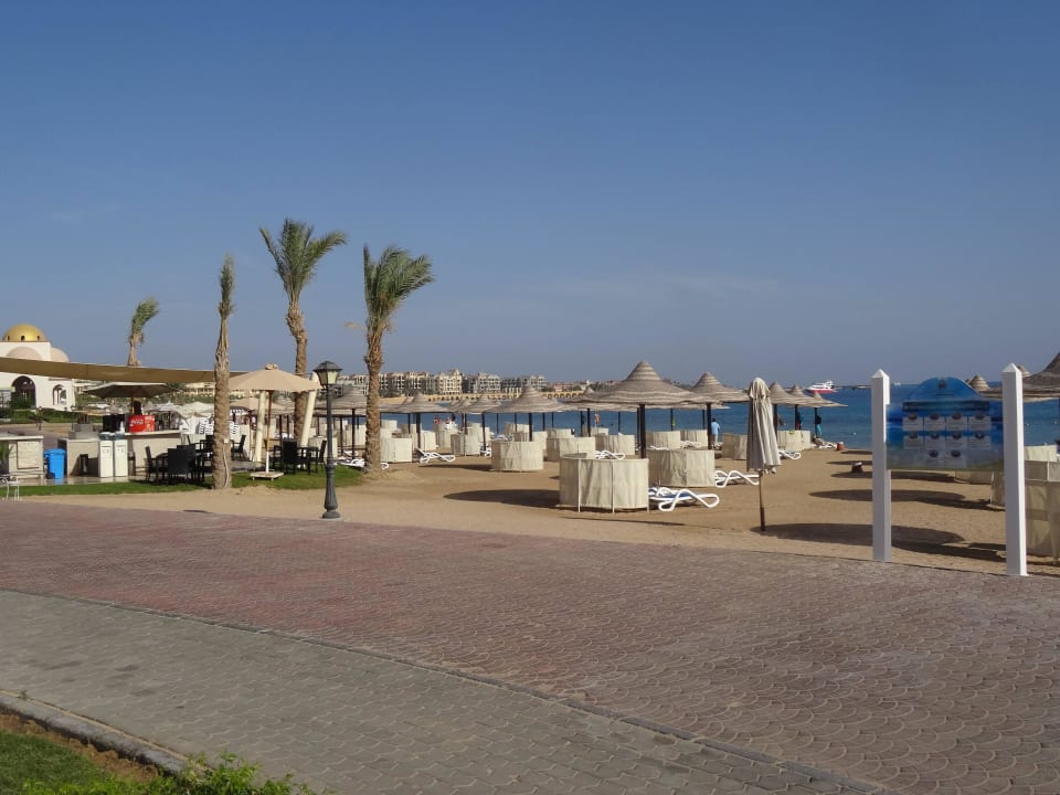 Strandbar und Sonnenschirme Old Palace Resort Sahl Hasheesh
