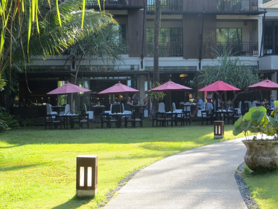 Weg zum Frühstücksraum  Ramada Resort by Wyndham Khao Lak
