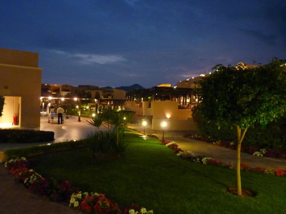 Hotel bei Nacht Miramar Al Aqah Beach Resort