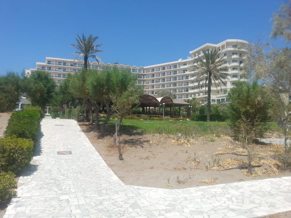 Weg vom Hotel zum Strand. Pegasos Deluxe Beach Hotel