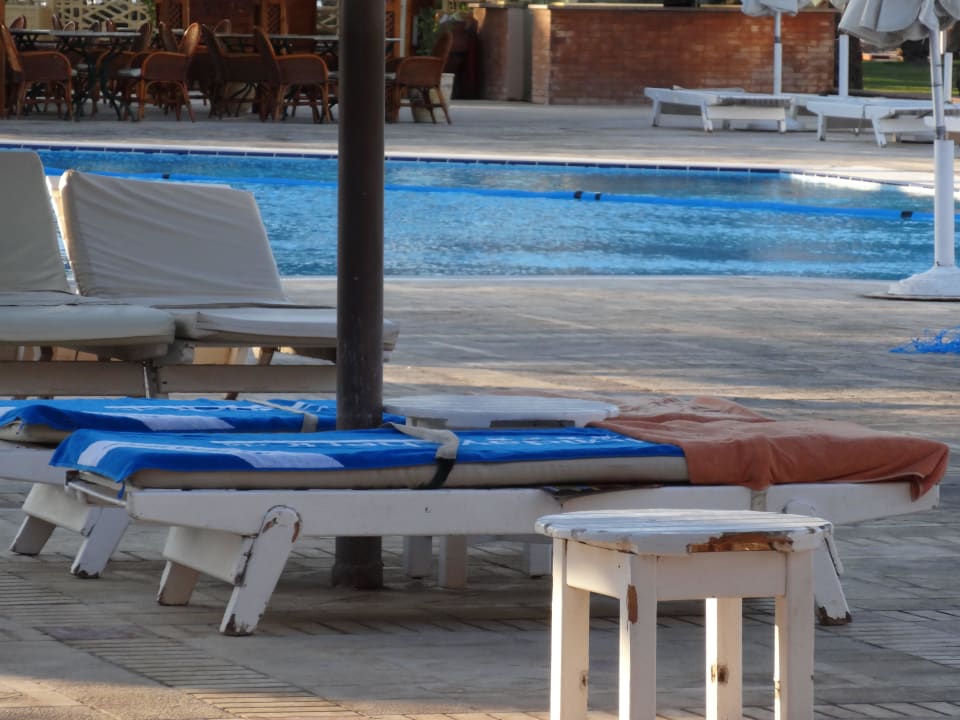 Liegen beim Pool Siva Grand Beach