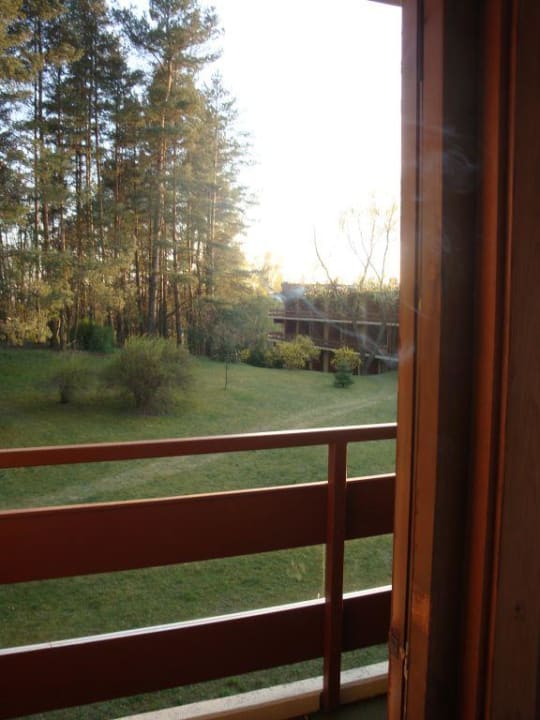 Widok na ogród z pokoju Hotel Mercure Mrągowo Resort & Spa