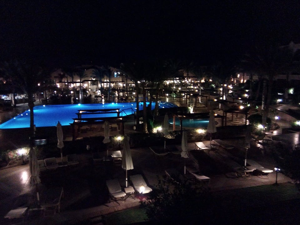Poolanlage aus dem Zimmer bei Nacht Hotel JAZ Makadi Star & Spa