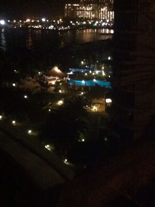 Von der Straße aus  Radisson Blu Resort Gran Canaria