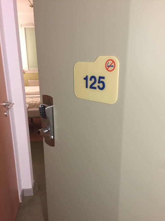 Eingangstür mit Zahlenschloss ibis budget Hotel München Putzbrunn