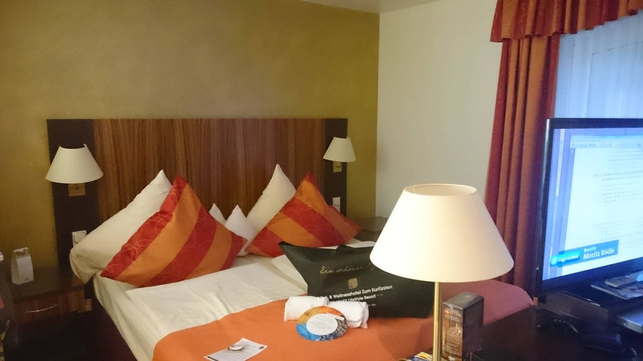 Drehbarer TV vor Bett  LIFESTYLE Resort Zum Kurfürsten
