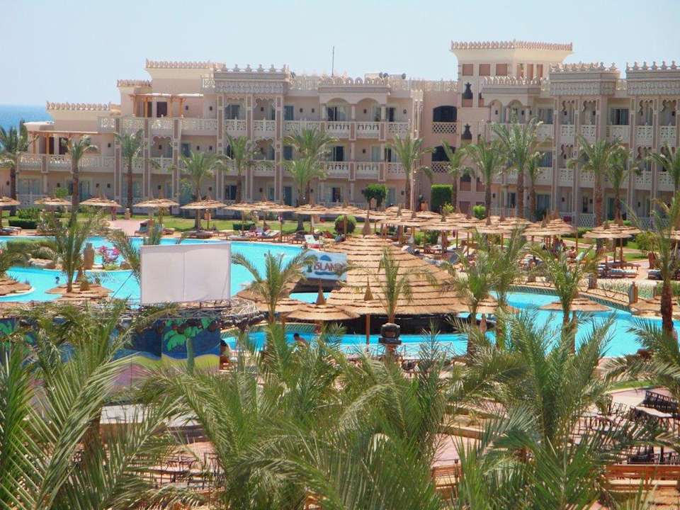 Blick vom Balkon auf die Poolbar Pickalbatros Palace Resort