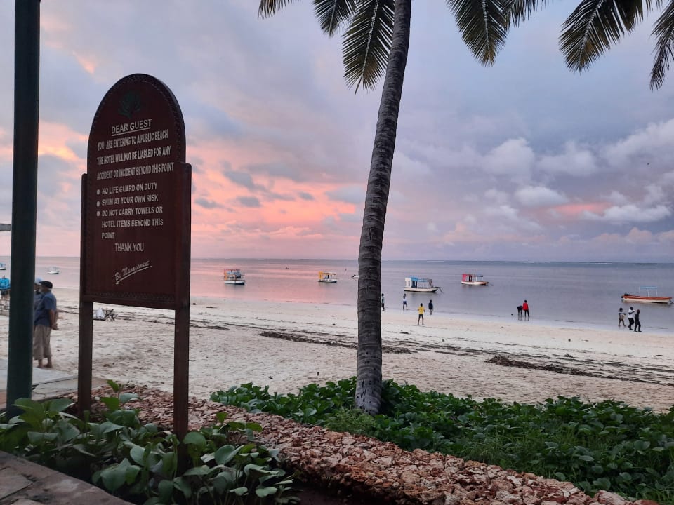 Strand Travellers Beach Hotel & Club