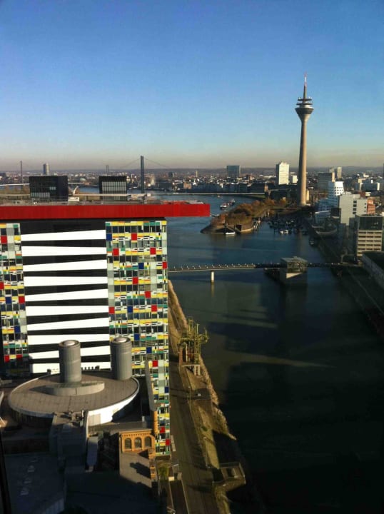 Blick auf das Hotelgebäude INNSiDE by Meliá Düsseldorf Hafen