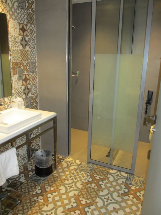 Badezimmer mit Dusche ibis Styles Dubai Jumeira