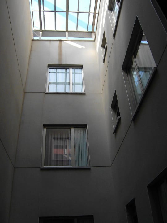 Ein schachtartiger Innenhof Hotel Evenia Rocafort