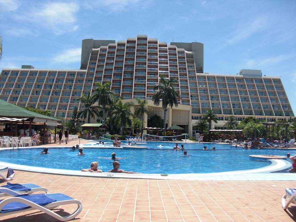 Blick vom Pooleingang aufs Hotel Blau varadero - Adults only