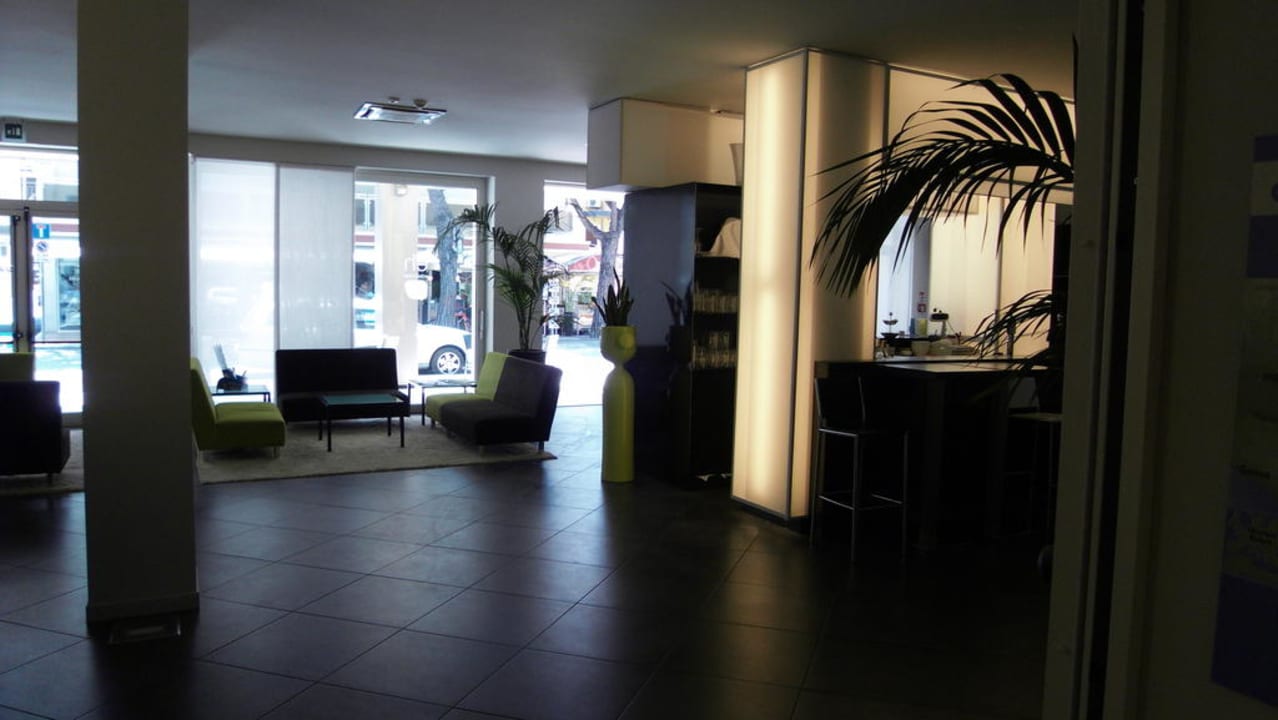 Innen - Empfang Eden Hotel