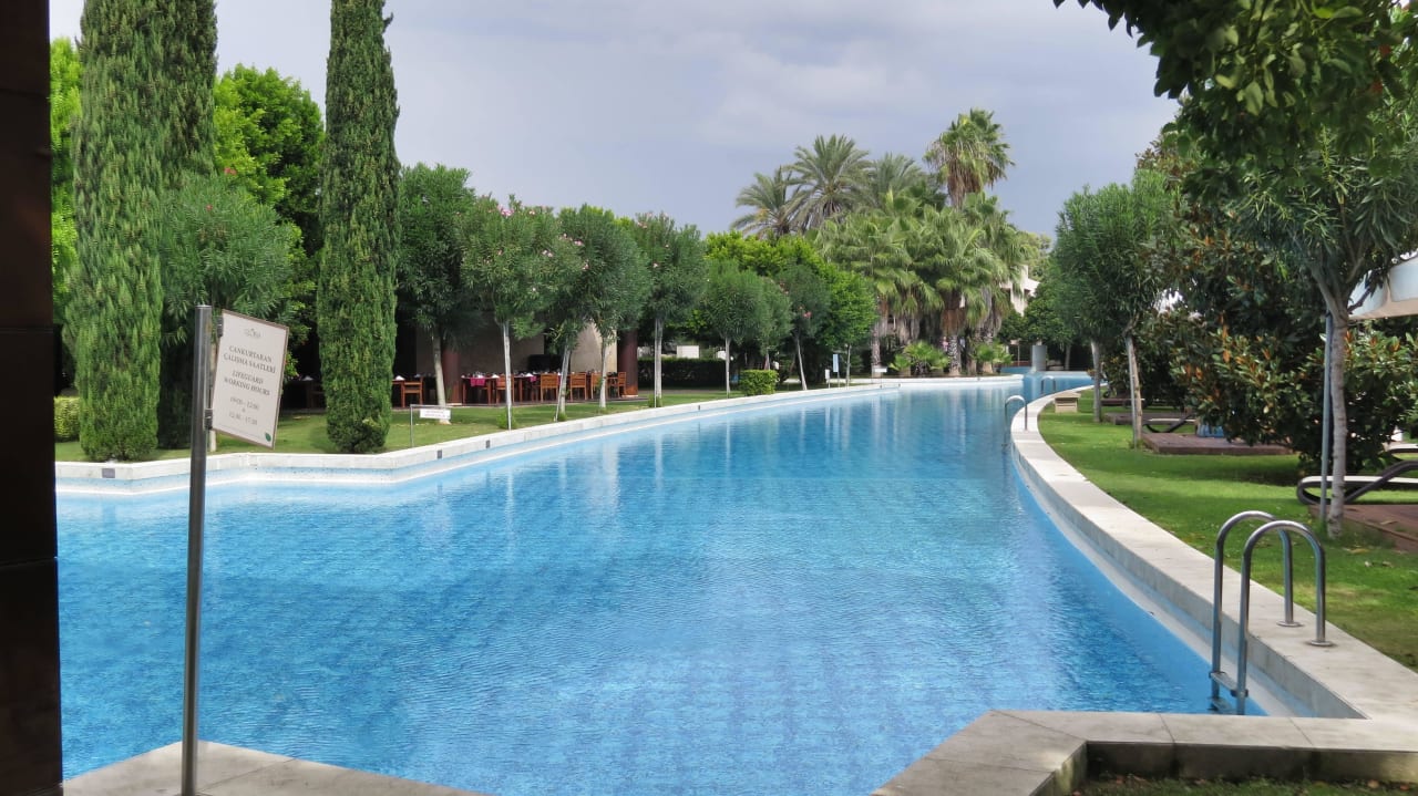 Pool vor den Villen Gloria Serenity Resort