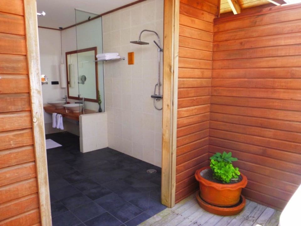 Blick vom Pool ins Bad Meeru Maldives Resort Island