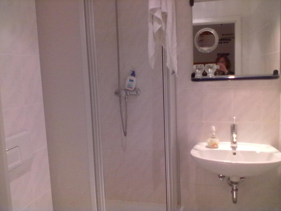 Waschbecken und Dusche Pension Radeberger