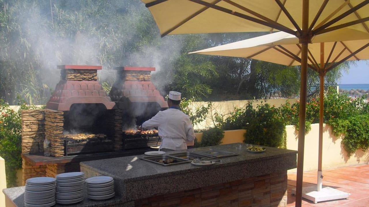 Grillen am Strandrestaurant Hotel Paradis Palace