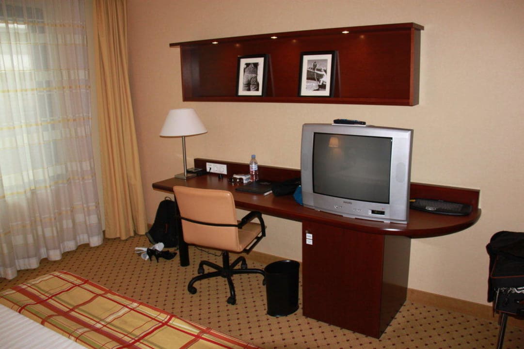 Arbeitstisch mit Fernseher Courtyard by Marriott Munich City Center