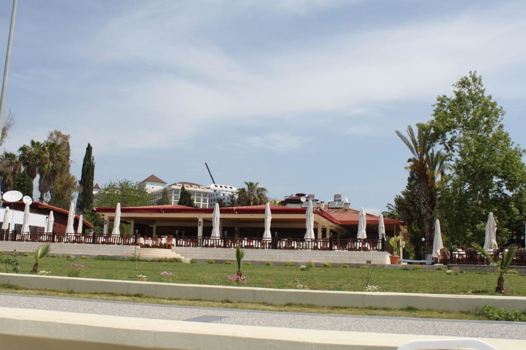 Blick von Strand zum Hotel-Restaurant Hotel Sirma