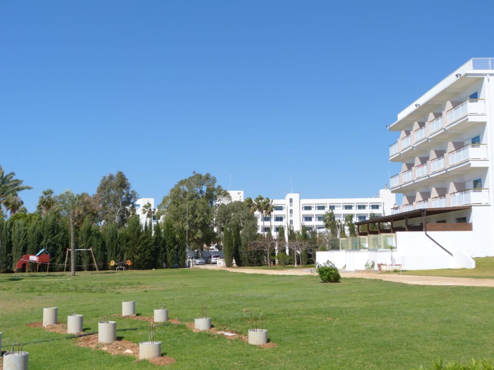 Abgebauter Kinderspielplatz Asterias Beach