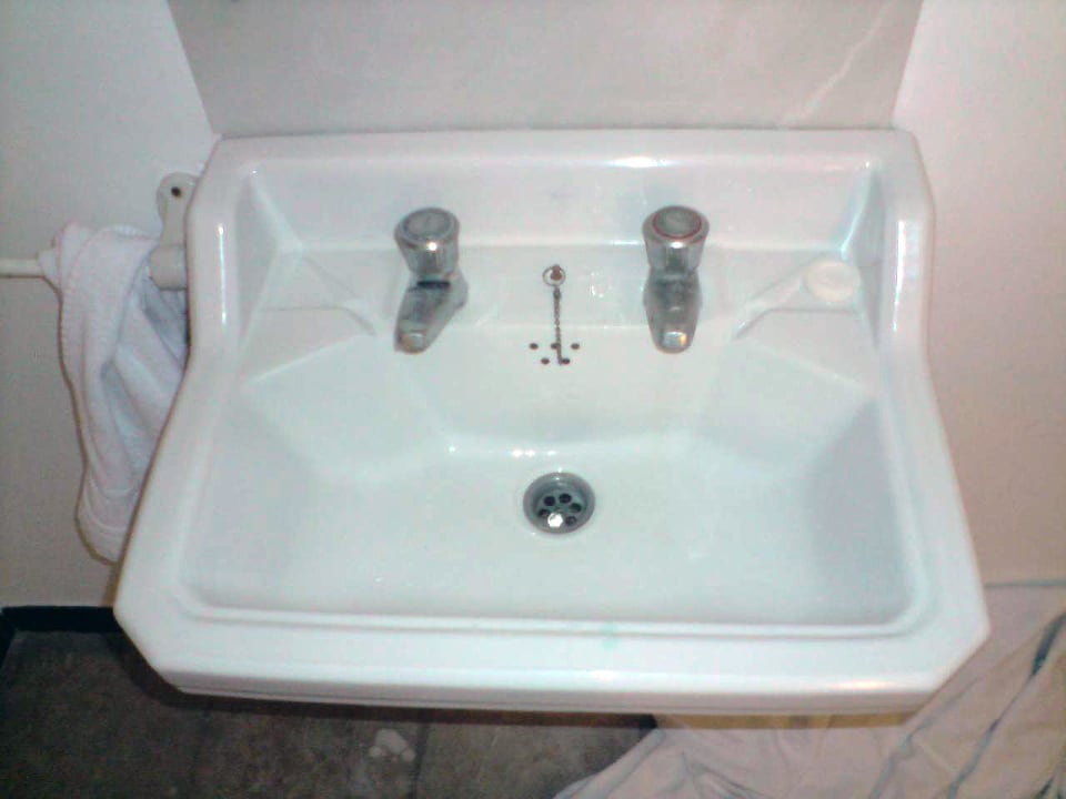 Bad Spülbecken mitten im Zimmer Som Suret Hotel