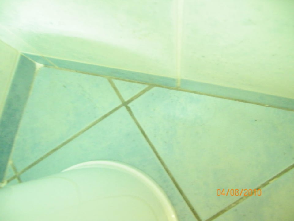 Neben WC, runde Ecken und Dreck Grand Hotel Holiday Resort