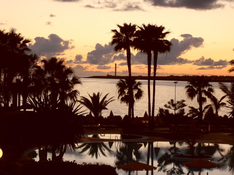 Blick über den Pool aufs Meer H10 Timanfaya Palace - Adults only