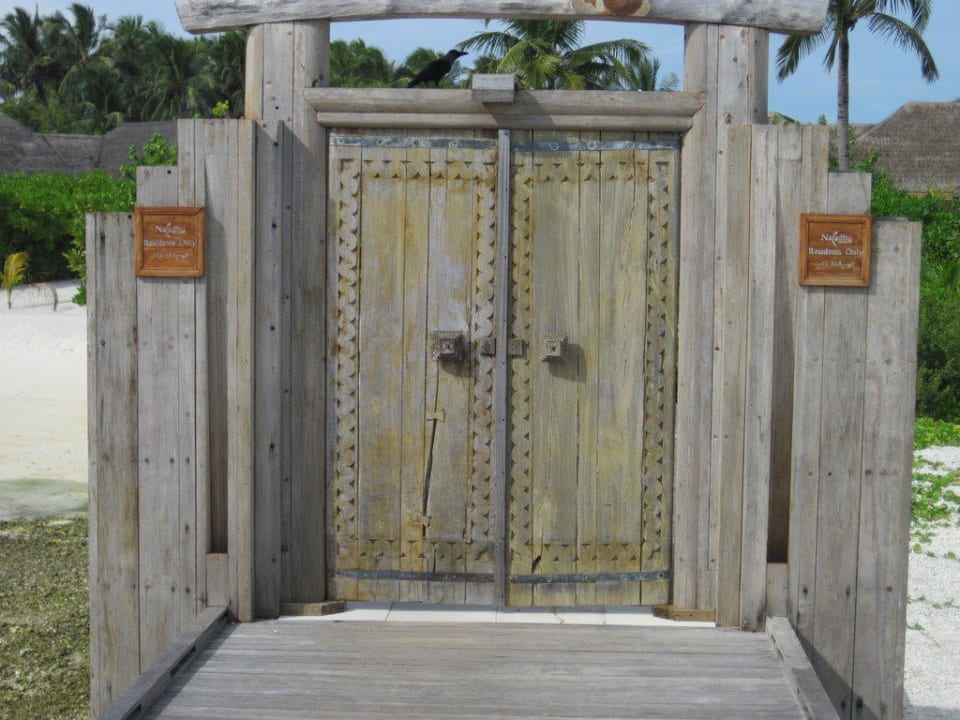 Zugang nur für Gäste des Hotels Naladhu. Der Eingang. Naladhu Private Island Maldives