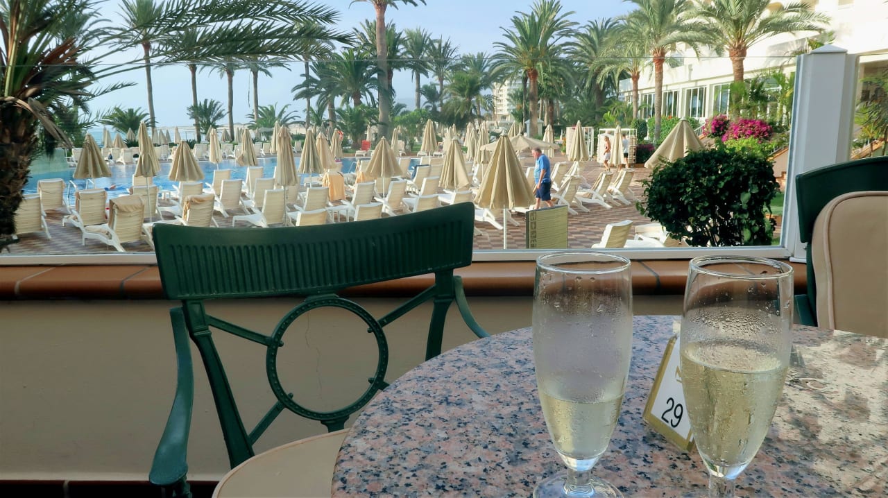 Sekt mit Poolsicht Hotel Riu Palace Tres Islas