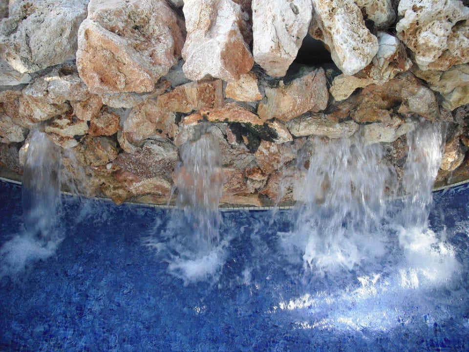 Kleiner Wasserfall am Pool Zafiro Mallorca
