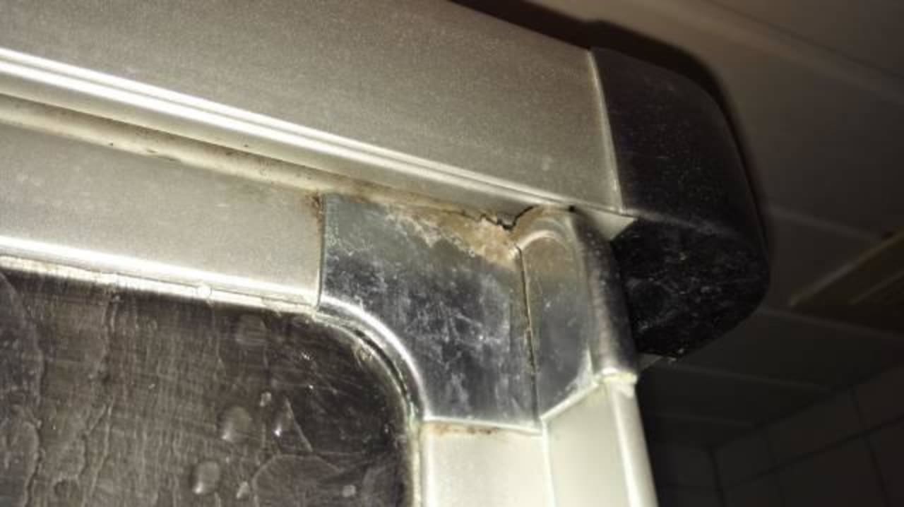 "Schimmelpilz in der Dusche" Komfort Hotel Wiesbaden (Wiesbaden