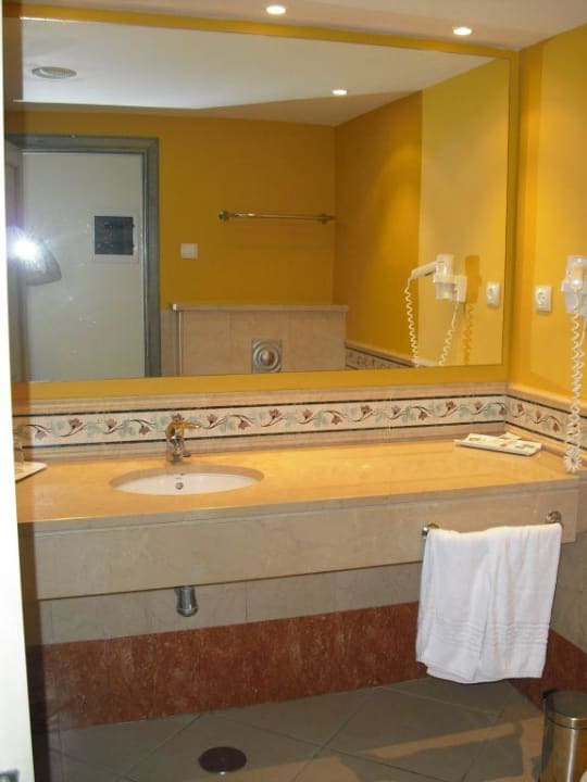 Großes Badezimmer allsun App.-Hotel Albatros