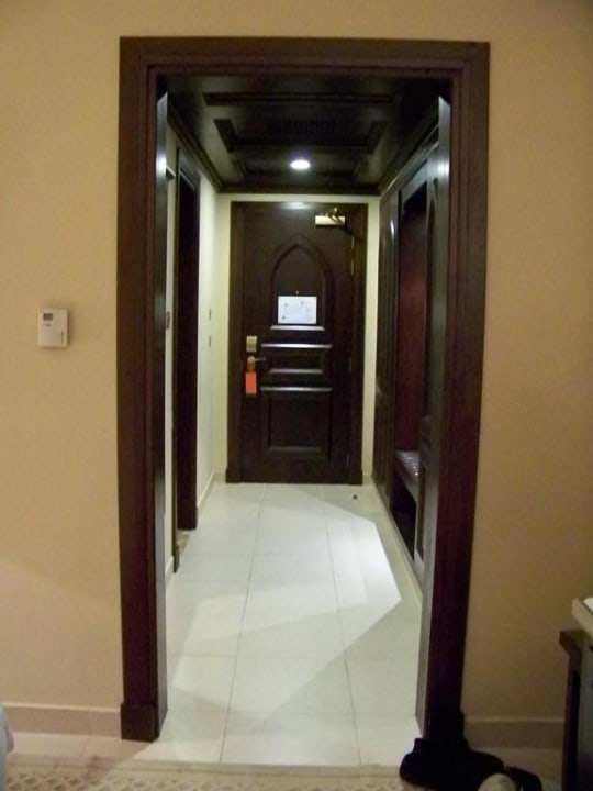 Der Flur, links geht es ins Bad Miramar Al Aqah Beach Resort