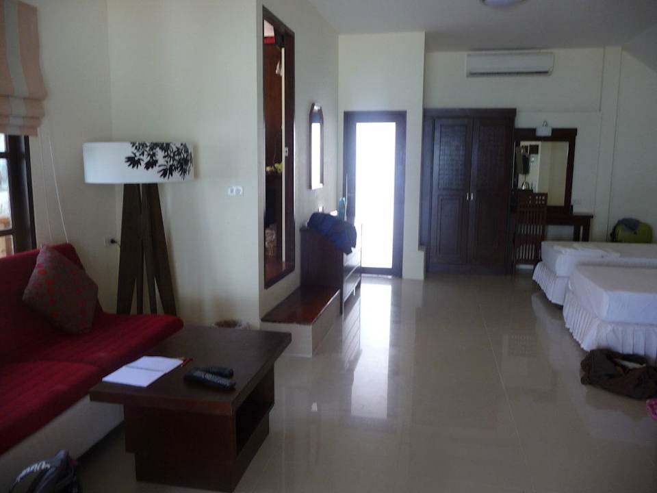 Wohnraum des VIP Bungalows mit 2 Einzelbetten Long Bay Resort Koh Phangan