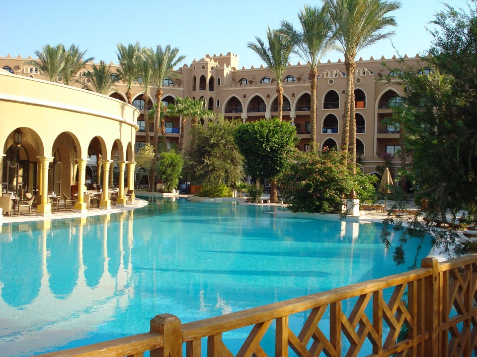Buffet Dom Restaurant umgeben vom Pool Makadi Palace